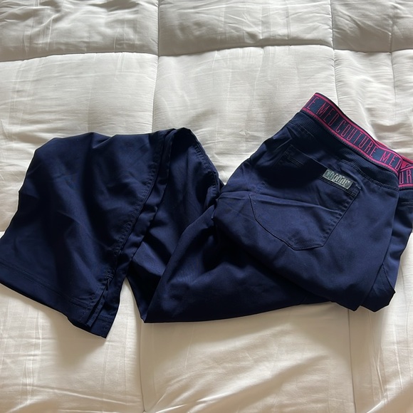 Med couture navy scrubs: medium - Picture 7 of 9